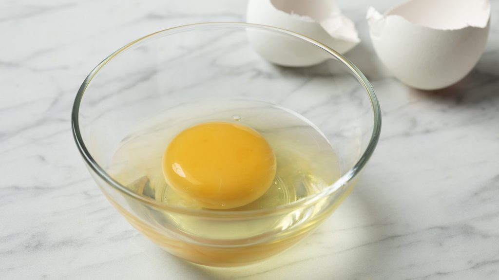 eating raw eggs for bodybuilding